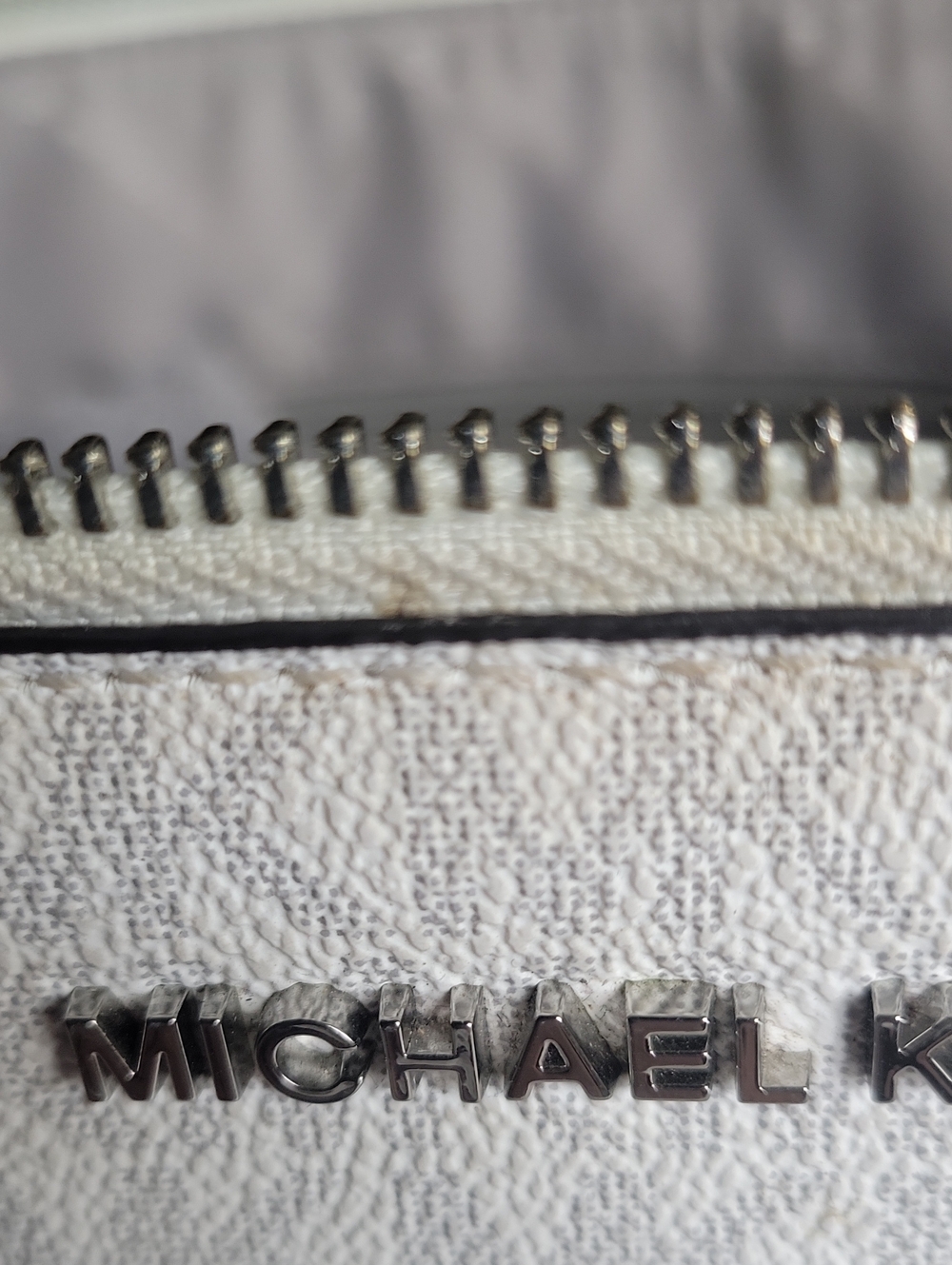 Michael Kors White and Light Gray Logo Tote ✨️✨️✨️EUC✨️✨️✨️ - Picture 8 of 16